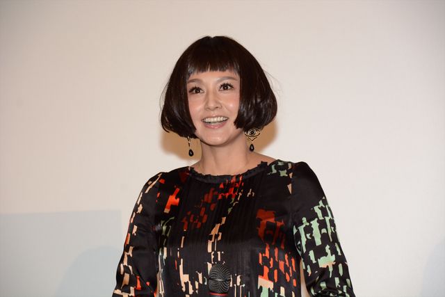 藤原紀香、ボブウィッグ＆赤タイツで登場！『更年奇的な彼女』舞台あいさつフォトギャラリー（3枚目）