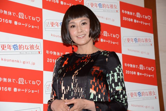 藤原紀香、ボブウィッグ＆赤タイツで登場！『更年奇的な彼女』舞台あいさつフォトギャラリー（7枚目）