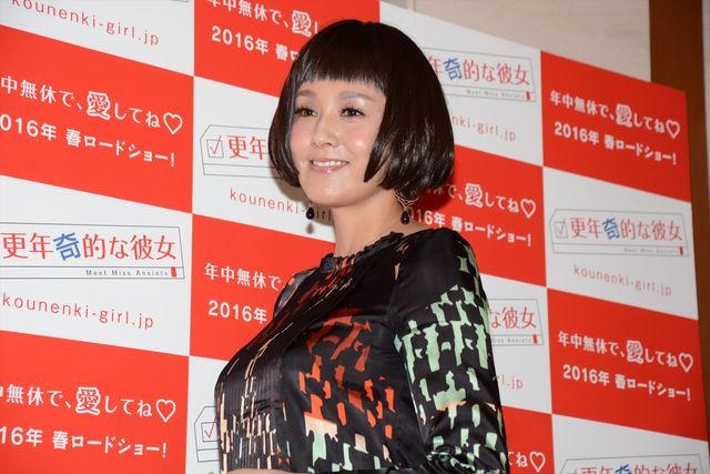 藤原紀香、ボブウィッグ＆赤タイツで登場！『更年奇的な彼女』舞台あいさつフォトギャラリー（9枚目）
