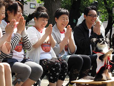 ヒット祈願の後、黒沢かずこ、村上知子、大島美幸（左2人目から）にちょっとした災難が…