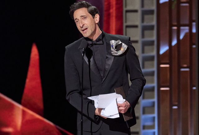 大量のスピーチ原稿を持って登壇したエイドリアン・ブロディ