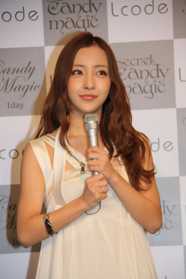 カラコン姿の板野友美！発表会フォトギャラリー：フォトギャラリー