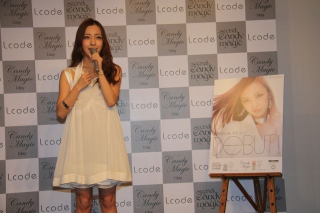 カラコン姿の板野友美！発表会フォトギャラリー（4枚目）