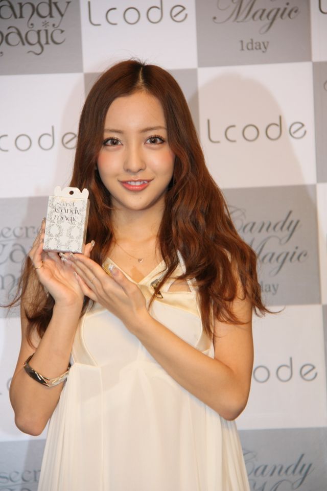 カラコン姿の板野友美！発表会フォトギャラリー（7枚目）