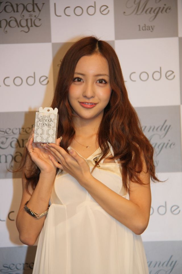 カラコン姿の板野友美！発表会フォトギャラリー（8枚目）