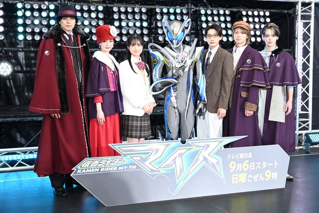 左から東啓介、安藤奈々子、堀川梨心、仮面ライダーマイス、安宅波颯、金子隼也、坪倉康晴