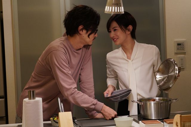 北川景子、夫役・窪塚洋介に笑顔を見せる映画『ファーストラヴ』場面カット：フォトギャラリー