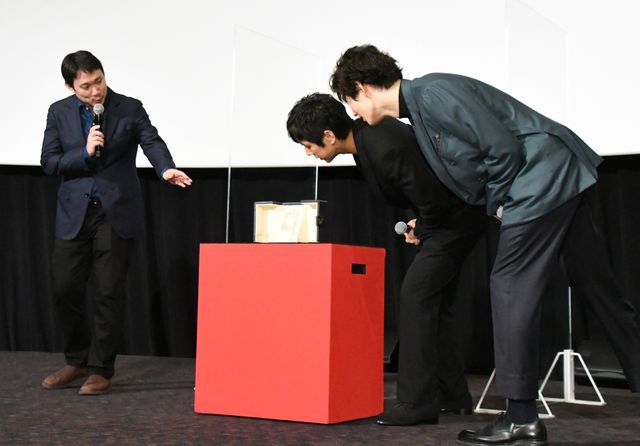 トロフィーを眺める…『ドライブ・マイ・カー』初日舞台あいさつ：フォトギャラリー