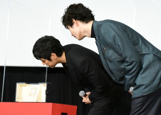 トロフィーを眺める…『ドライブ・マイ・カー』初日舞台あいさつ（2枚目）