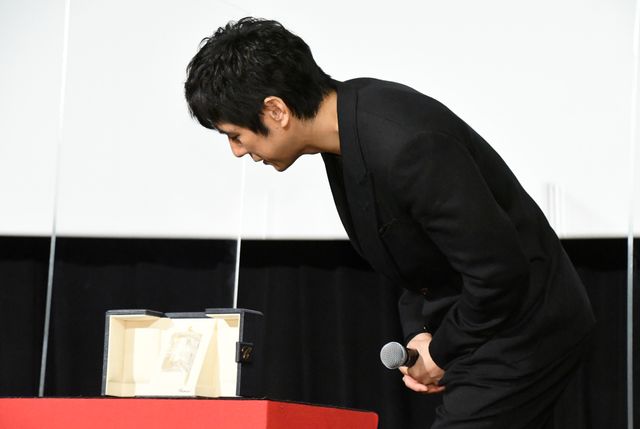 トロフィーを眺める…『ドライブ・マイ・カー』初日舞台あいさつ（3枚目）