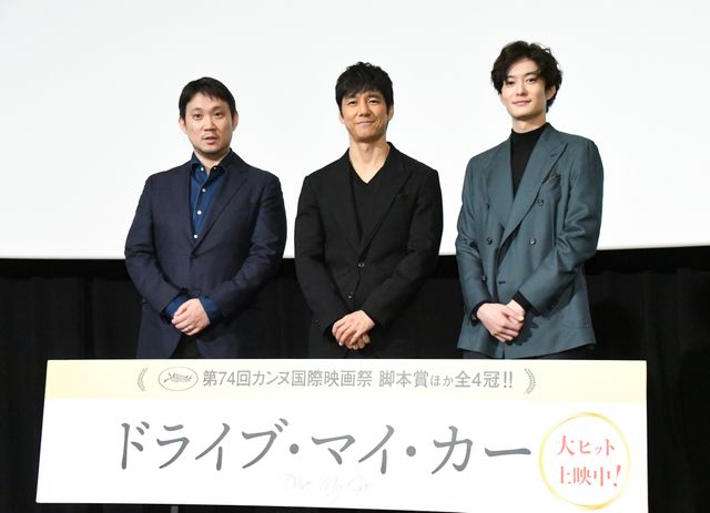 トロフィーを眺める…『ドライブ・マイ・カー』初日舞台あいさつ（4枚目）