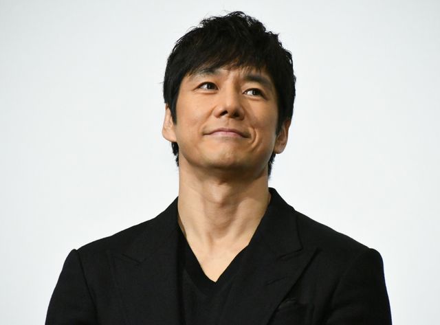 トロフィーを眺める…『ドライブ・マイ・カー』初日舞台あいさつ（5枚目）