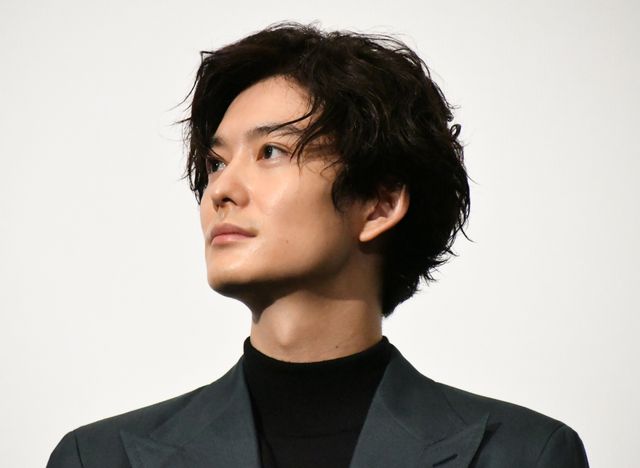 トロフィーを眺める…『ドライブ・マイ・カー』初日舞台あいさつ（6枚目）