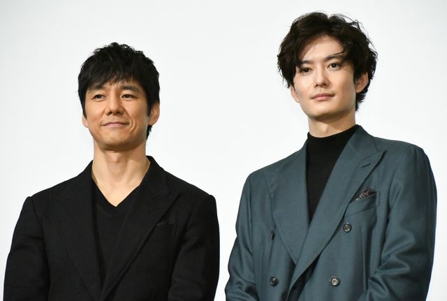 トロフィーを眺める…『ドライブ・マイ・カー』初日舞台あいさつ（7枚目）