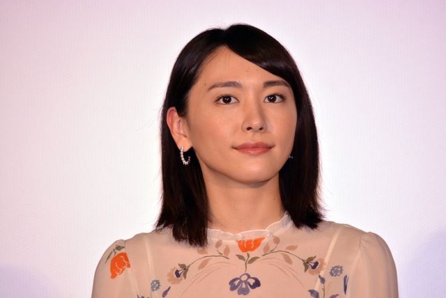 マイクを両手で握りしめちゃう遠藤憲一、かわいすぎか…『ミックス。』完成披露舞台あいさつ：フォトギャラリー