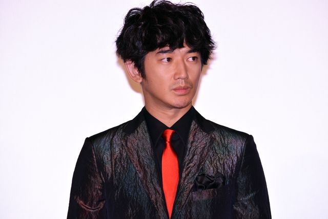 マイクを両手で握りしめちゃう遠藤憲一、かわいすぎか…『ミックス。』完成披露舞台あいさつ（2枚目）