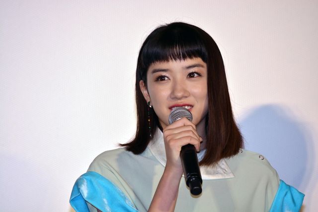 マイクを両手で握りしめちゃう遠藤憲一、かわいすぎか…『ミックス。』完成披露舞台あいさつ（3枚目）