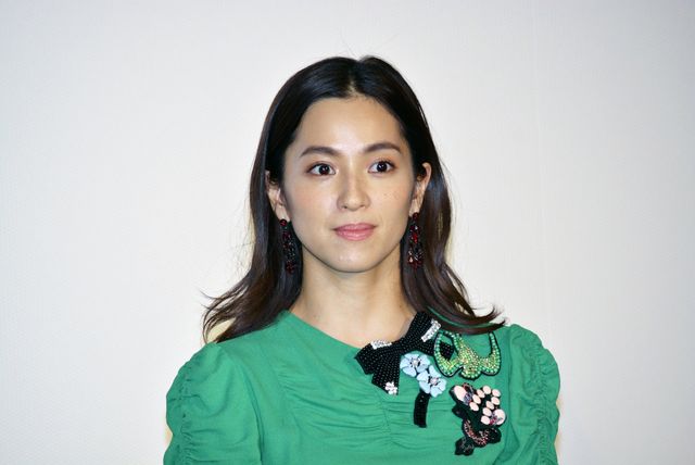 マイクを両手で握りしめちゃう遠藤憲一、かわいすぎか…『ミックス。』完成披露舞台あいさつ（4枚目）