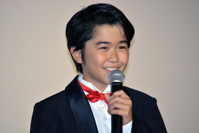 マイクを両手で握りしめちゃう遠藤憲一、かわいすぎか…『ミックス。』完成披露舞台あいさつ（5枚目）