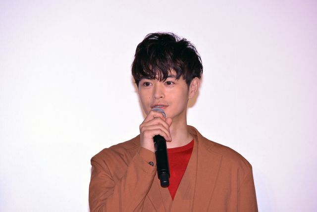 マイクを両手で握りしめちゃう遠藤憲一、かわいすぎか…『ミックス。』完成披露舞台あいさつ（6枚目）