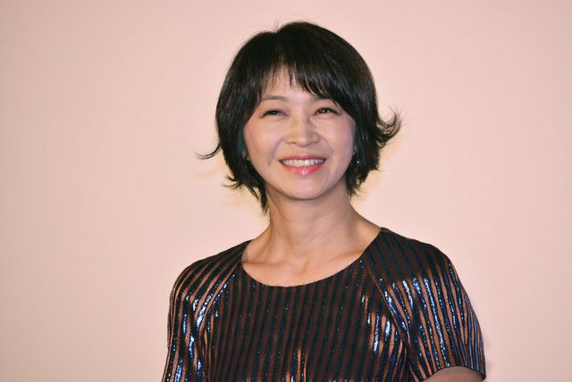 マイクを両手で握りしめちゃう遠藤憲一、かわいすぎか…『ミックス。』完成披露舞台あいさつ（9枚目）