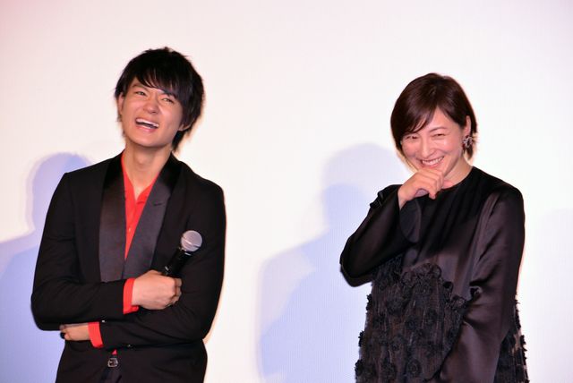 マイクを両手で握りしめちゃう遠藤憲一、かわいすぎか…『ミックス。』完成披露舞台あいさつ（13枚目）