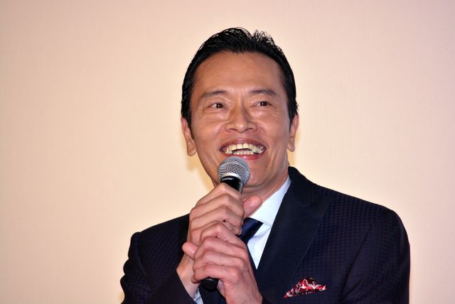 マイクを両手で握りしめちゃう遠藤憲一、かわいすぎか…『ミックス。』完成披露舞台あいさつ（14枚目）