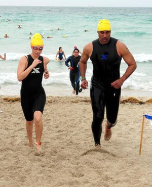 リック・フォックス（右）と共に砂浜を走るエリザ・ドゥシュク