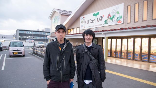 本作で初監督を務める渡邉裕也と21歳のプロデューサー中原慧哉（左より）