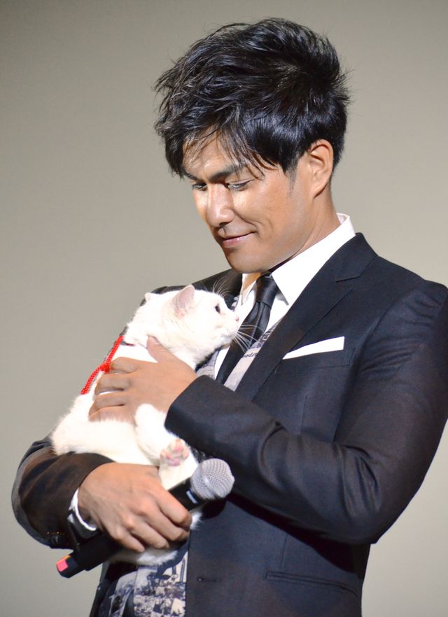 北村一輝、共演の猫にデレデレ！映画『猫侍』完成披露試写会：フォトギャラリー