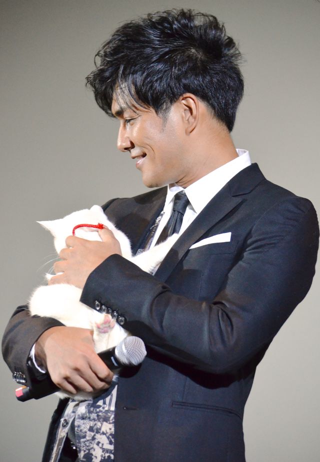 北村一輝、共演の猫にデレデレ！映画『猫侍』完成披露試写会（2枚目）