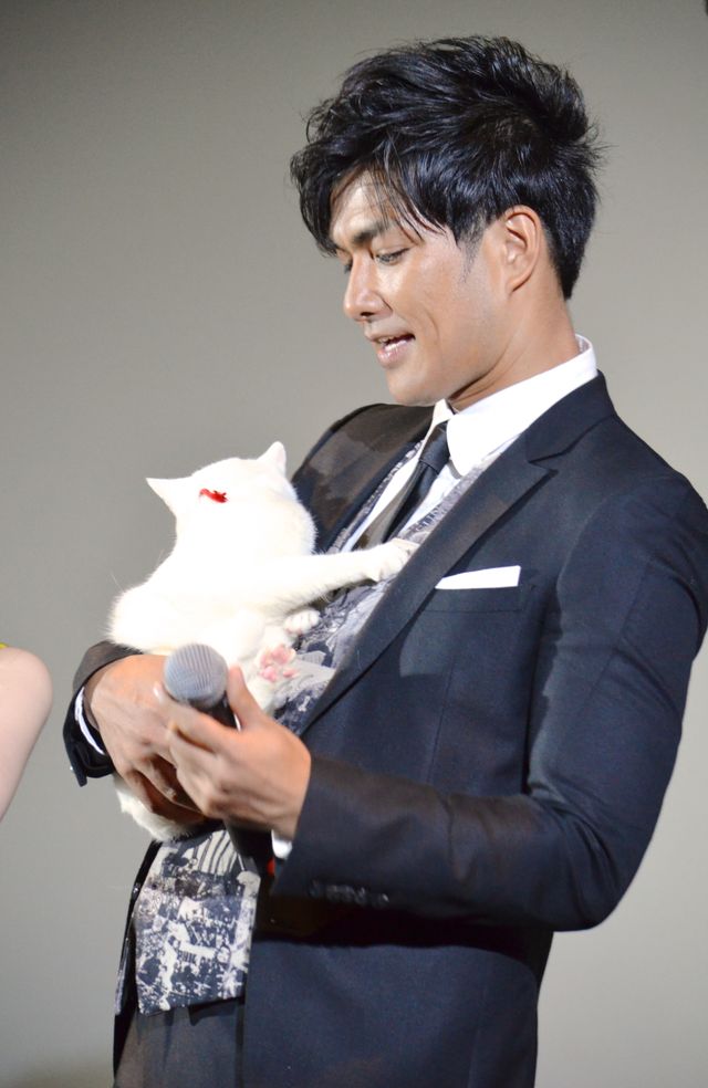 北村一輝、共演の猫にデレデレ！映画『猫侍』完成披露試写会（3枚目）