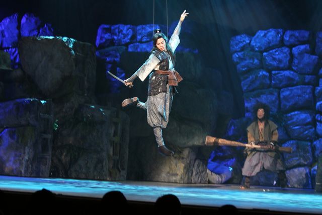 中村勘九郎＆松坂桃李がワイヤーアクション！舞台「真田十勇士」公開舞台けいこフォトギャラリー：フォトギャラリー