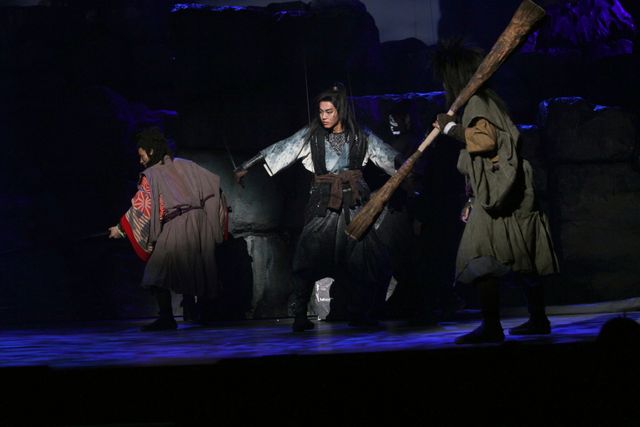 中村勘九郎＆松坂桃李がワイヤーアクション！舞台「真田十勇士」公開舞台けいこフォトギャラリー（6枚目）