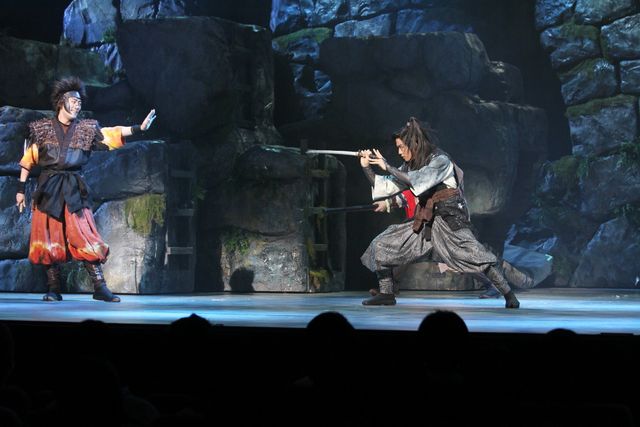 中村勘九郎＆松坂桃李がワイヤーアクション！舞台「真田十勇士」公開舞台けいこフォトギャラリー（7枚目）