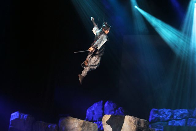 中村勘九郎＆松坂桃李がワイヤーアクション！舞台「真田十勇士」公開舞台けいこフォトギャラリー（9枚目）