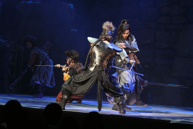 中村勘九郎＆松坂桃李がワイヤーアクション！舞台「真田十勇士」公開舞台けいこフォトギャラリー（11枚目）