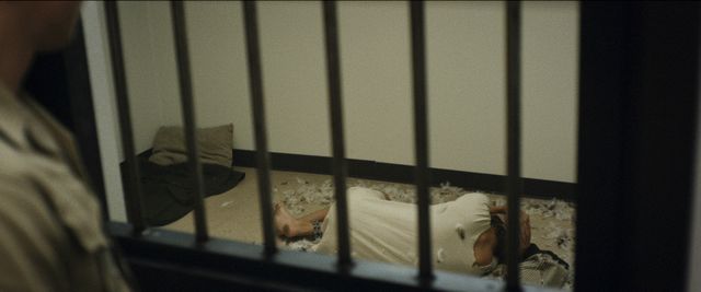 「看守役」から「囚人役」への暴力がひどい…エズラ・ミラー主演『プリズン・エクスペリメント』（4枚目）