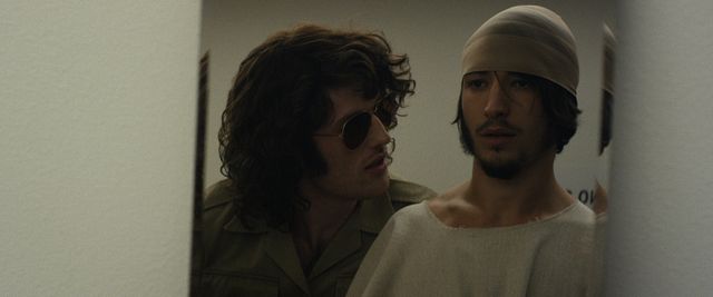 「看守役」から「囚人役」への暴力がひどい…エズラ・ミラー主演『プリズン・エクスペリメント』（5枚目）