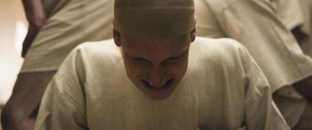 「看守役」から「囚人役」への暴力がひどい…エズラ・ミラー主演『プリズン・エクスペリメント』（6枚目）