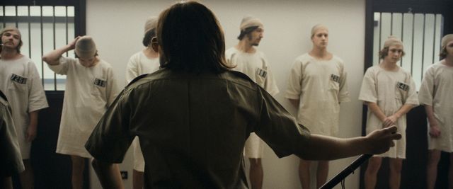 「看守役」から「囚人役」への暴力がひどい…エズラ・ミラー主演『プリズン・エクスペリメント』（7枚目）