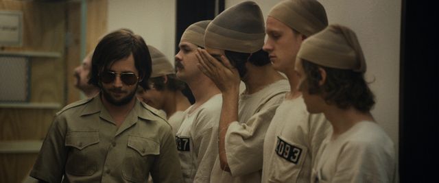 「看守役」から「囚人役」への暴力がひどい…エズラ・ミラー主演『プリズン・エクスペリメント』（8枚目）