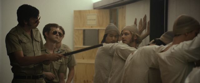 「看守役」から「囚人役」への暴力がひどい…エズラ・ミラー主演『プリズン・エクスペリメント』（9枚目）