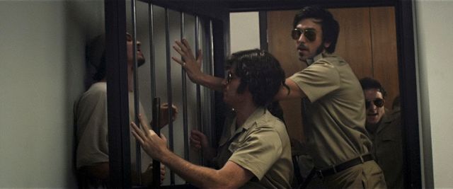 「看守役」から「囚人役」への暴力がひどい…エズラ・ミラー主演『プリズン・エクスペリメント』（10枚目）