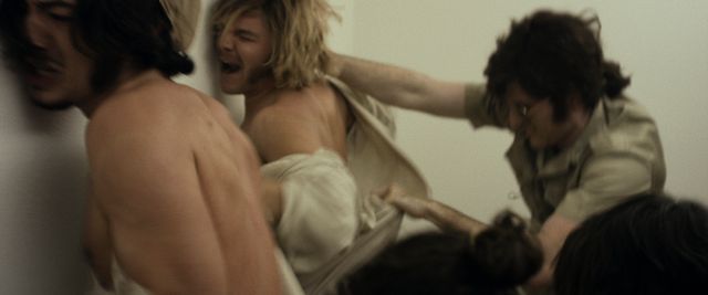 「看守役」から「囚人役」への暴力がひどい…エズラ・ミラー主演『プリズン・エクスペリメント』（11枚目）