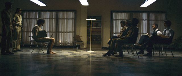 「看守役」から「囚人役」への暴力がひどい…エズラ・ミラー主演『プリズン・エクスペリメント』（12枚目）