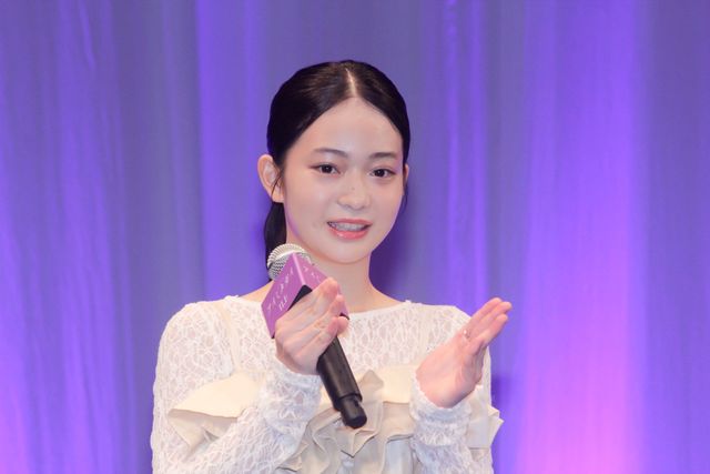 黒木華の美しいドレス姿！中村蒼、藤間爽子らと映画『アイミタガイ』完成披露（14枚目）