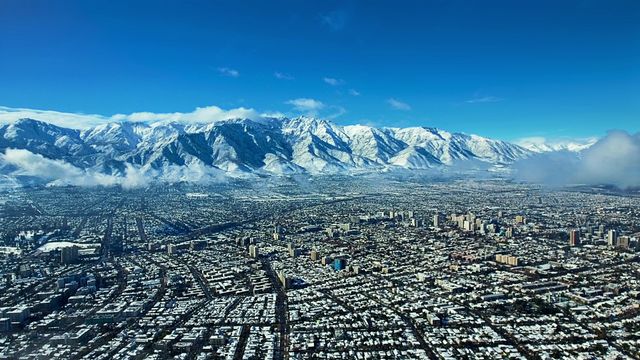 壮大な山々と街の景色のコントラスト…『夢のアンデス』場面写真（2枚目）