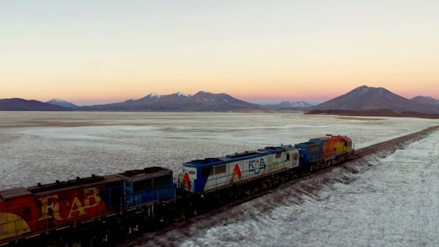 壮大な山々と街の景色のコントラスト…『夢のアンデス』場面写真（3枚目）