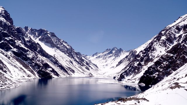 壮大な山々と街の景色のコントラスト…『夢のアンデス』場面写真（8枚目）